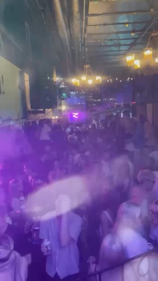 Rymy-Eetu Tampereen täysi sali parvelta ja lavalta kuvattuna, savua ja valoja